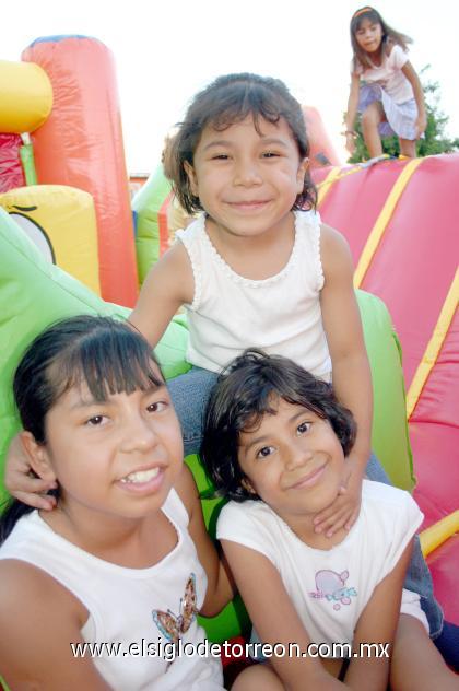 15092006 
Michelle, Daniela y Valeria López Enríquez.