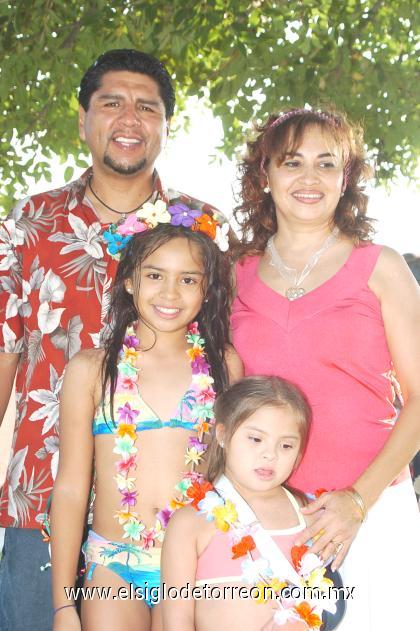 14092006

Acompañada de sus papás, Benito y Claudia y de su hermana Sofía, aparece Andrea Arguijo Salmón.