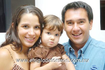14092006

Begoña con su esposo Alex y su hijita Fernanda.