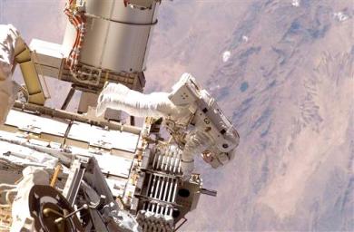 Tras el desprendimiento de la nave, el piloto Chris Ferguson llevará a cabo un sobrevuelo de 360 grados alrededor de la Estación Espacial, para permitir que el resto de la tripulación pueda tomar fotos de la EEI con los módulos que se han añadido esta semana.