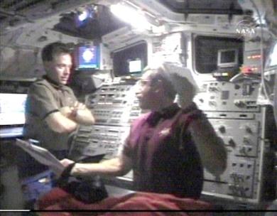 Los astronautas se cubrieron con guantes y gafas, pero no fue necesario que se colocaran mascarillas u otros equipos de emergencia