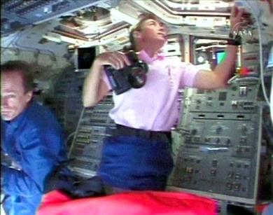 Los astronautas, y los técnicos en el Centro Espacial Johnson en Houston (Texas), desde donde se controla la misión, están preocupados por cualquier daño que pudiera causar el impacto de pequeñísimos meteoritos en los paneles térmicos.