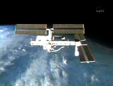 Las escotillas en los compartimentos que separan la estación de la nave habían quedado cerradas a las 10.27 GMT, y desde entonces tanto los seis astronautas del Atlantis como los dos en la EEI se dedicaron a comprobar que no existían filtraciones.