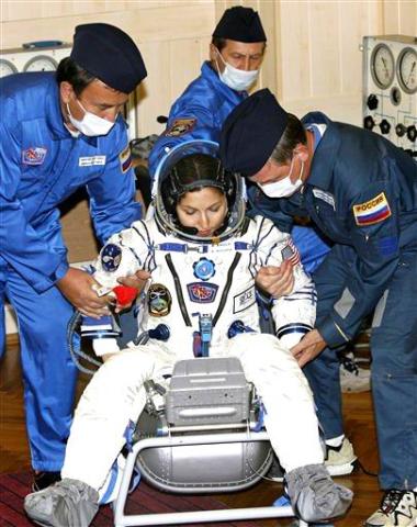 Nueve minutos después del despegue, la Soyuz TMA-9 se separó del cohete portador y se ubicó en una órbita elíptica transitoria de 242 kilómetros de apogeo (altura máxima) y 200 kilómetros de perigeo (distancia mínima).