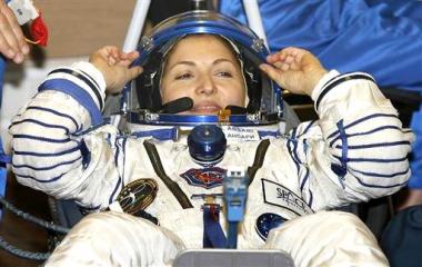 En compañía del cosmonauta ruso Mijail Tiurin y el estadounidense de origen español Michael López-Alegría, Ansari vuela ya hacia a la EEI a bordo de la nave Soyuz TMA-9.


'Una encantadora sonrisa femenina se adueñó hoy del turismo espacial', comentó la televisión estatal rusa, que por primera vez transmitió por primera vez en directo el lanzamiento de una nave tripulada.
