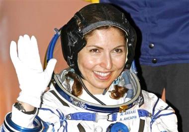 La multimillonaria estadounidense de origen iraní Anousha Ansari se convierte en la primera mujer que ingresa en el exclusivo club de los turistas espaciales.


Durante su permanencia de diez días en el espacio, Ansari, de 40 años, realizará dos experimentos de la Agencia Espacial Europea y un tercero del consorcio aeroespacial ruso Energía.