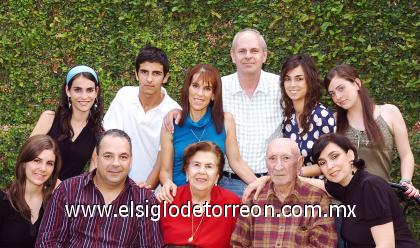 13092006
 Don José Calvete junto a su esposa María Luisa, sus hijos y sus nietos