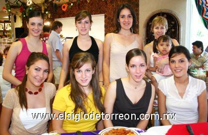 16092006 
 Alejandra Larrinaga Grageda acompañada por sus amigas en la despedida de soltera que le ofrecieron
