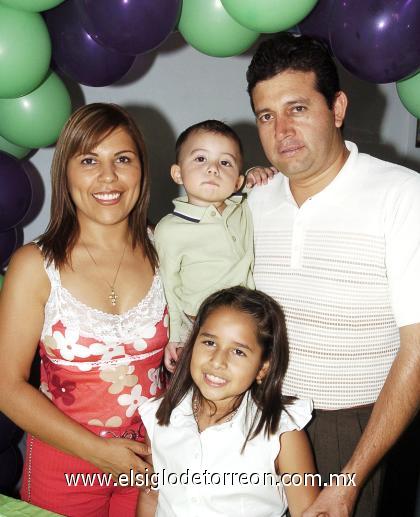13092006 
 Alex Trejo Canales junto a sus papás, Pedro y Lorena Trejo y su hermanita
