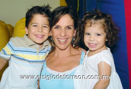 16092006
 Anelise Anhert con sus hijos Emiliano y Anelise Martínez