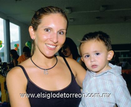 16092006 s Farah Galván de Marcos y su hijo Jacobo