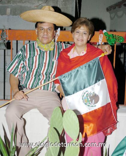 17092006 
José de León, presidente del Club Rotario Torreón Oriente, en compañía de su esposa Maru.
