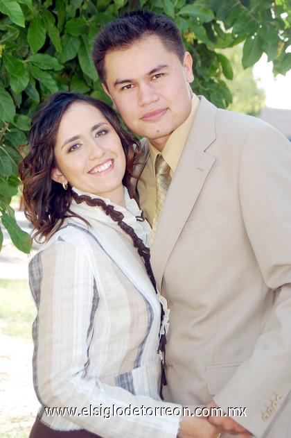 17092006 
M.C.Héctor Alonso Moreno Ávalos y M.C. Isela Guadalupe Carrera Calderón efectuaron su presentación religiosa el pasado nueve de septiembre de 2006.