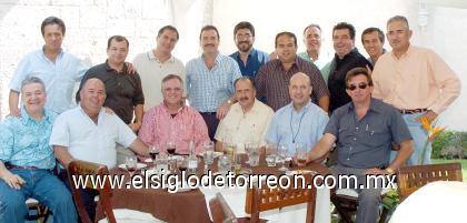 17092006 
Ángel Treviño con sus amigos el día que celebró su cumpleaños.