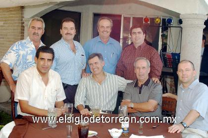 17092006 
Ángel Treviño, con sus amigos Carlos, José, Ricardo, Felipe, Diego, Lalo y Carlos Villarreal.