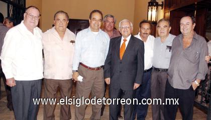 17092006 
Armando Fuentes Aguirre junto a amigos.
