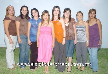 17092006 
Cristina Méndez Mora en su fiesta de despedida junto a familiares y amigas.
