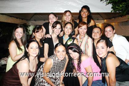 17092006 
Daniela Chávez Anguiano disfrutó de una fiesta de despedida junto a amistades y familiares.