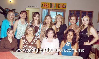 17092006 
Graciela Álvarez Romo acompañada por un grupo de amigas.