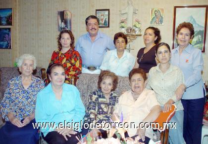 17092006 
La señora Regina Frayre Vda. de Orozco fue festejada por sus familiares con un ameno convivio.