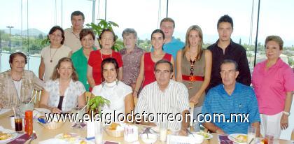 17092006 
María del Pilar Miñarro Medellín y Sebastián Kwapisz acompañados por la familia Miñarro Hernández, quienes les ofrecieron una depsedida de solteros.