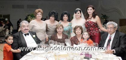 17092006 
Srita. Rosa Lucía Dávila Ale, el día de su matrimonio estuvo acompañada por familiares y amigos en la celebración.