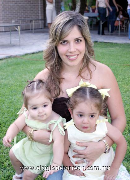 17092006 
Alejandra Sánchez de Necochea, con sus hijas Paulina y Alejandra Necochea.
