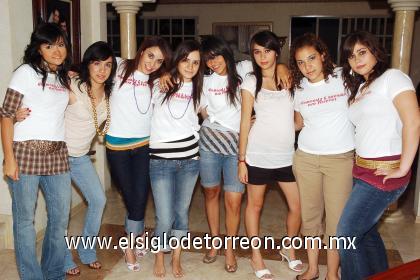 18092006 
Por su próximo viaje de estudios a Cambridge, Inglaterra, Alejandra Abdo fue despedida con una fiesta en la que sus amigas le desearon la mejor de las suertes por aquellas tierras.