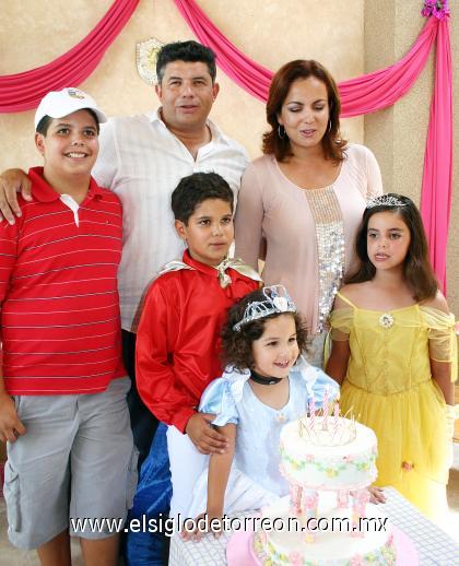 18092006 
Carla Díaz Muñoz con sus padres, Aldo Díaz y Tere Díaz, sus hermanos Andrés, Daniel y Paula Díaz Muñoz.
