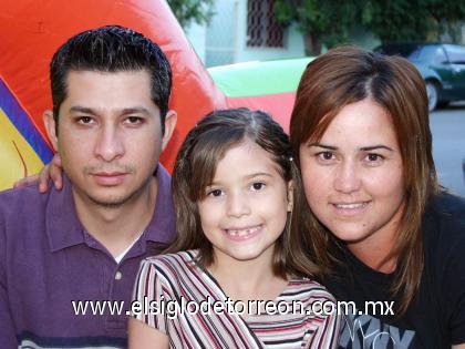 18092006 
Cristina López Sotomayor en compañía de sus padres, Óscar López del Río e Isela Sotomayor de López.