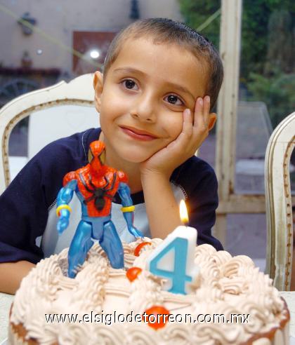 18092006 
De un convivio de cumpleaños disfrutó el pequeño Gerardo.