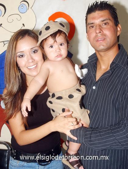 18092006 
El pequeño Andre Gutiérrez Sinecio fue festejado con un alegre convivio por sus papás, Paulina Sinecio Ortega y Luis Enrique Gutiérrez, con motivo de su primer año de vida.