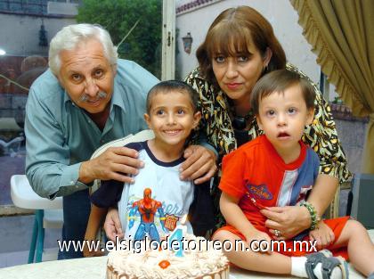 18092006 
Gerardo con sus abuelitos, Manuel Rosas y Raquel Alatorre de Rosas y su primo, Manuel Rosas Luján.