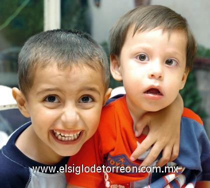 18092006 
Gerardo Rosas Alcalá disfrutó de una alegre fiesta junto a su primo Manuel y otros amiguitos.
