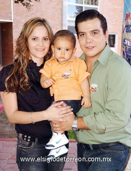 19092006 
 Marco Antonio Ramos Jalife, con sus papás Marco Antonio Ramos Soto y Karime Jalife de Ramos