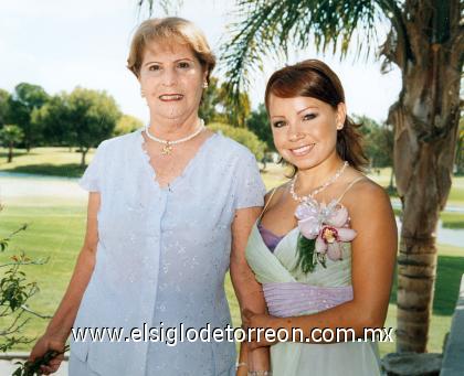 18092006 
Sarahí Torres Marín y María del Socorro Robles Ruiz, en un grato festejo.