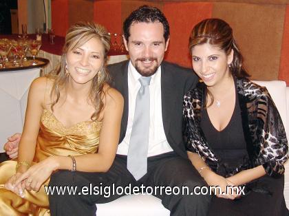 19092006 
 Yéssica López, Víctor Amaro y Brenda de la O.
