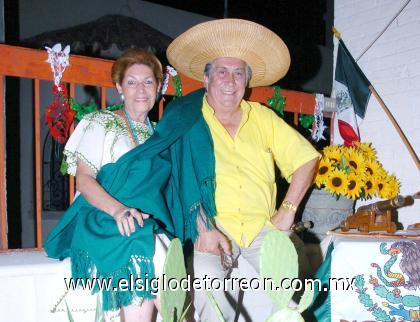 20092006

José Antonio y Marilú Sánchez, en una fiesta de la Independencia.
