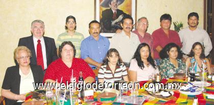 20092006
Grupo de amigos en pasada reunión celebrando el Día del Médico Veterinario.