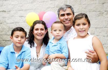 20092006
Adolfo con sus padres, Ricardo y Karla Muñoz y sus hermanos María Amelia y Rico Muñoz Von Bertrab.
