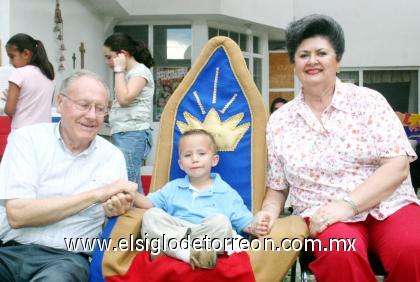 20092006
El festejado junto a sus abuelitos, Franz y Lety Von Bertrab.