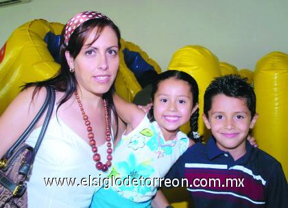 20092006
Georgina S. de Manjarrez con sus hijos Rogerio y Maryfer.