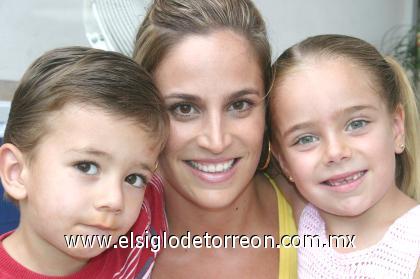 20092006
Irene Karam de Fernández en compañía de sus hijos Fer y Ángela.