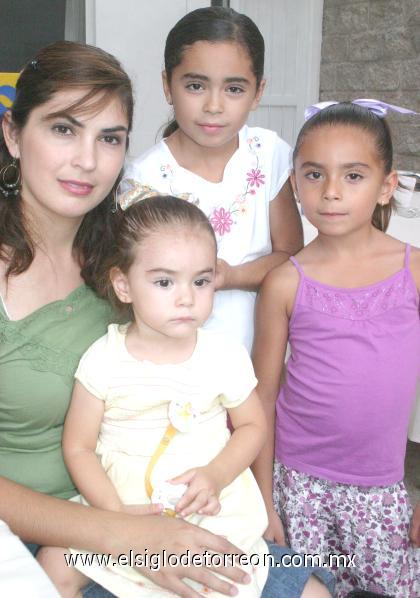 20092006

Nina Santos de Muñoz con sus hijas Paulina, Ana y Valeria.