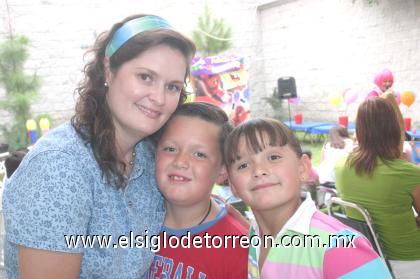 20092006

Roberto y Marcela Soto Von Bertrab, con su mamá Ingrid.