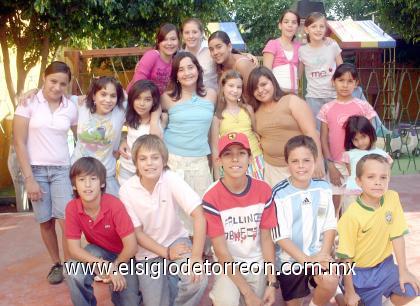 22092006 
Karime Kabande Habib el día que celebró junto a sus amigos su cumpleaños.-