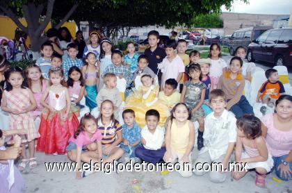 22092006 
La princesa Frida rodeada de algunos amiguitos, en su fiesta de cumpleaños.