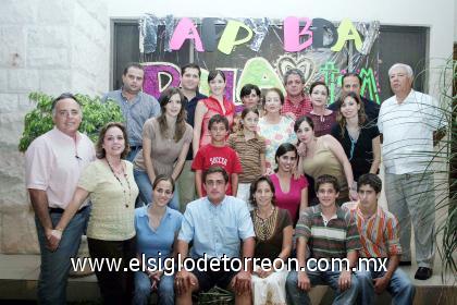 22092006 
La señora Rosa Vara García junto a su familia.