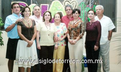 22092006 
Rosa Vara de García junto a sus hijos, organizadores de su fiesta de cumpleaños.
