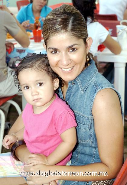 22092006 
Any de Mejía y su hijita Camila.